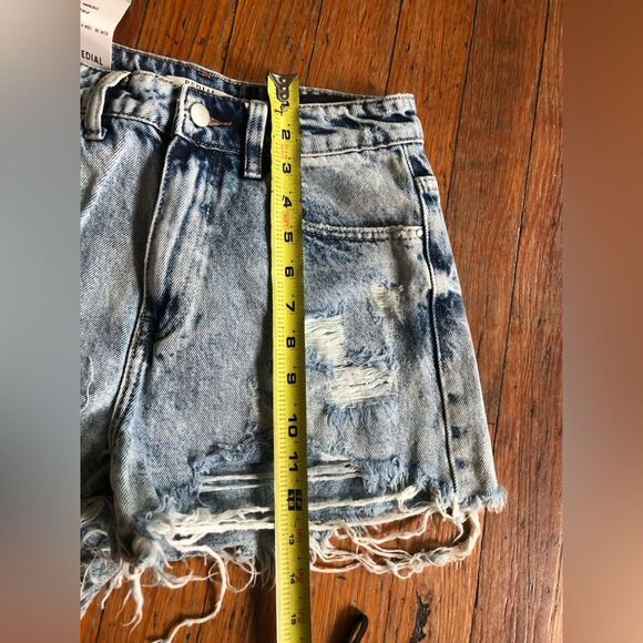 Redial || NWT Distressed Light Wash High Rise Denim Shorts SZ 4 - Picture 9 of 11